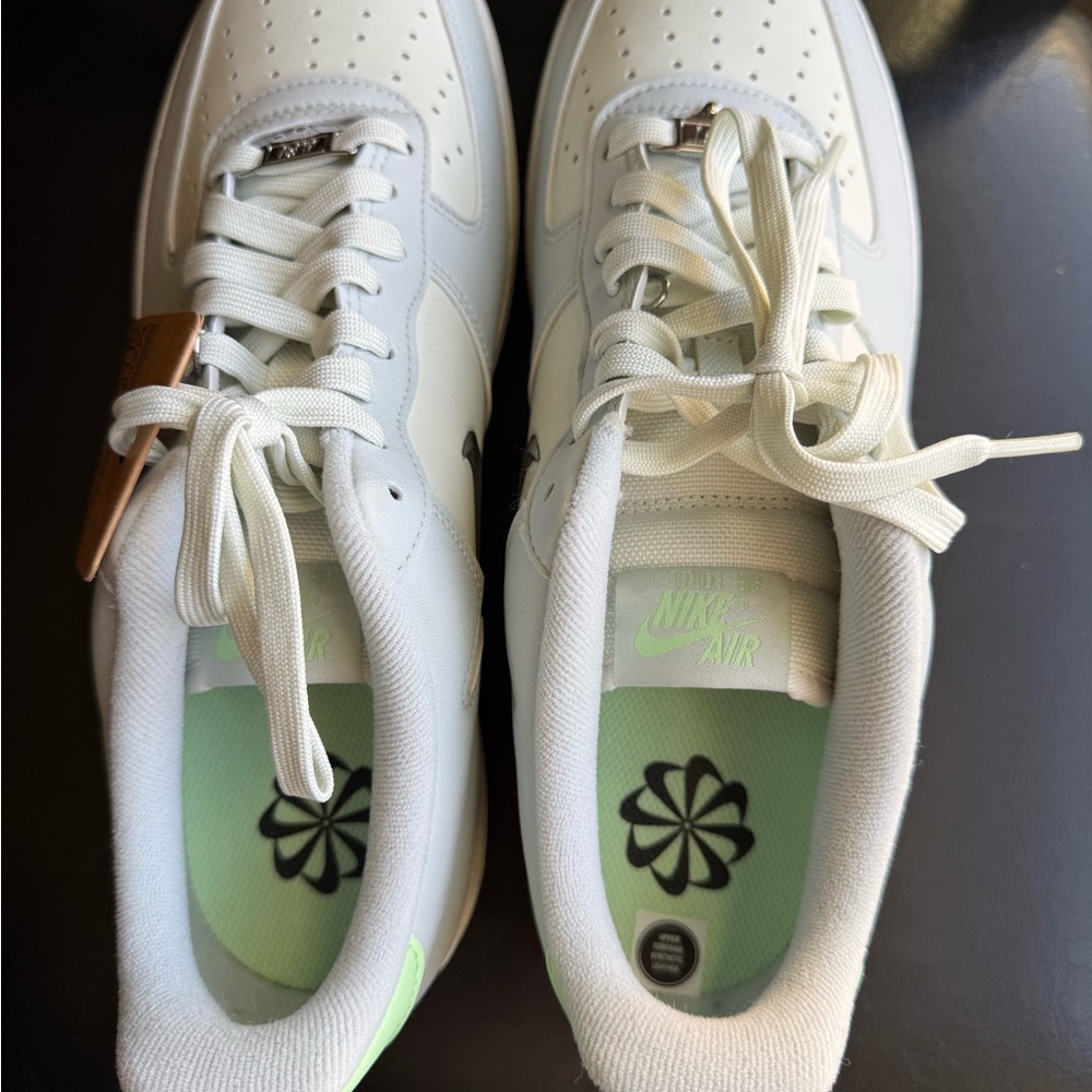 Nike White Low-Top Sneakers with Light Green‎ Insoles - Picture 2 of 9